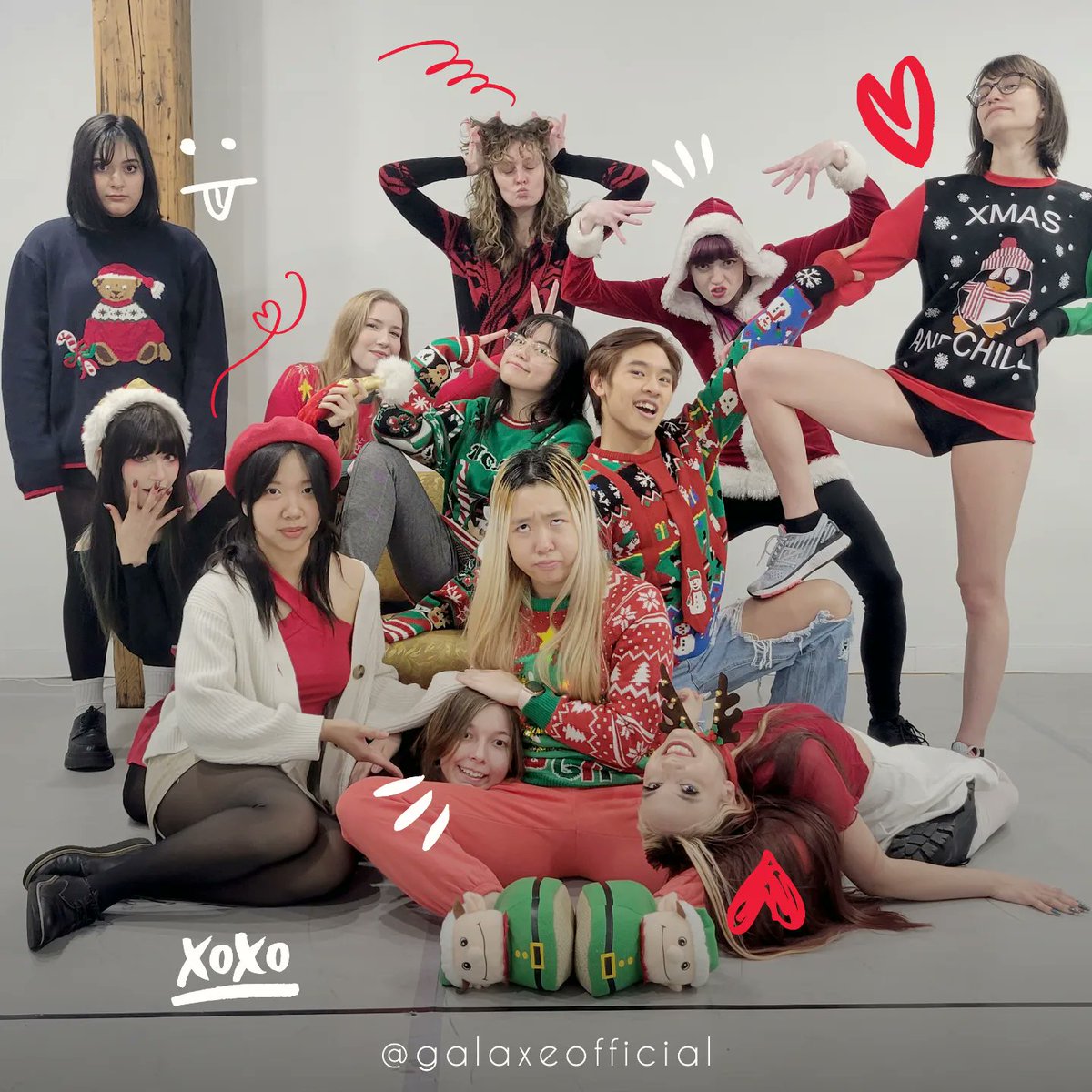 galaxeofficial's tweet photo. Sugar, spice, and everything wrapped nice!
Wishing everyone a very cozy Christmas Eve 

☆

#ChristmasEve #Holidays #HappyHolidays
#ChristmasEve2022 #KPOPChristmas #Elfs
#KpopHolidays #KpopDanceCoverGroup
#KpopDance #ChristmasSweaters
#FamilyPhoto #FoundFamily
#ChristmasCostumes https://t.co/ZmyBvm6eJZ
