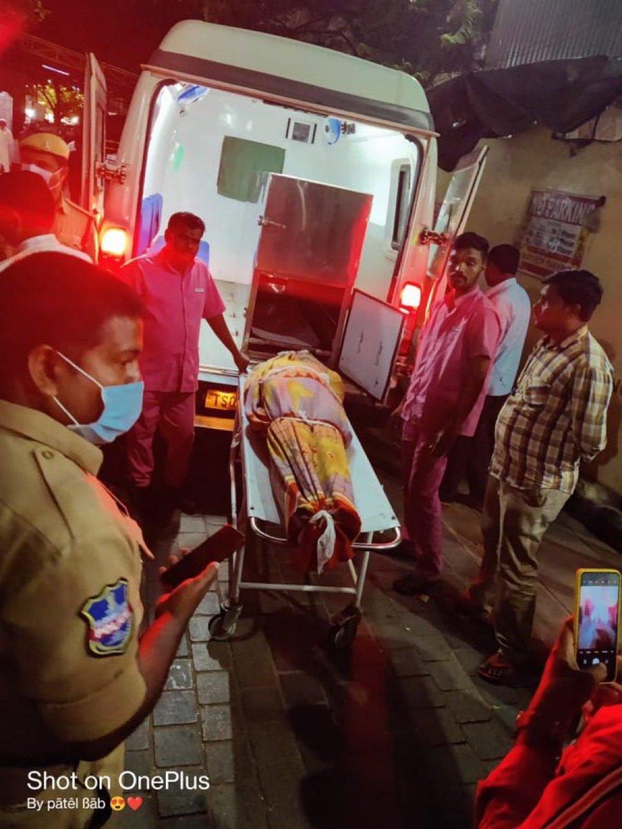 నిన్న #Hyd లో అరకొర సౌకర్యాల నడుమ జరిగిన పోలీసుసెలక్షన్లో మరణించిన లింగమల్ల మహేష్ మంచి క్రీడాకారుడు. తన పోలీసు కలను నిజం చేసుకోవడం కోసం ఉన్న ఒక ఎకరం పొలం కూడా అమ్మి కోచింగు తీసుకున్నా #KCR ప్రభుత్వపు కృూర విధానాల వల్ల ఆ కల నెరవేరకుండానే ఈ లోకం విడిచి వెళ్లిండు.😭 #Justice4Mahesh