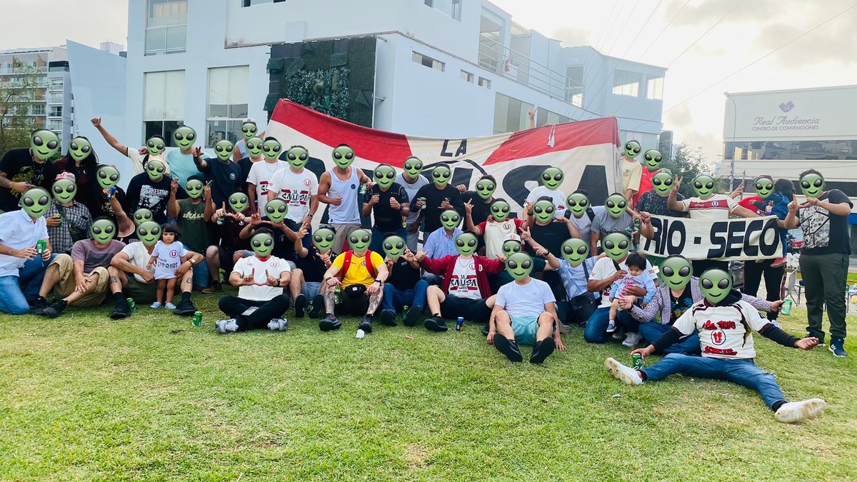 Feliz navidad de todos nosotros para todos ustedes. Agradecemos a todas las personas que nos apoyaron y logramos realizar la 18va. Chocolatada para los niños trabajadores de la calle. 

LA CA(U)SA NORTE 
30 AÑOS DE PASIÓN