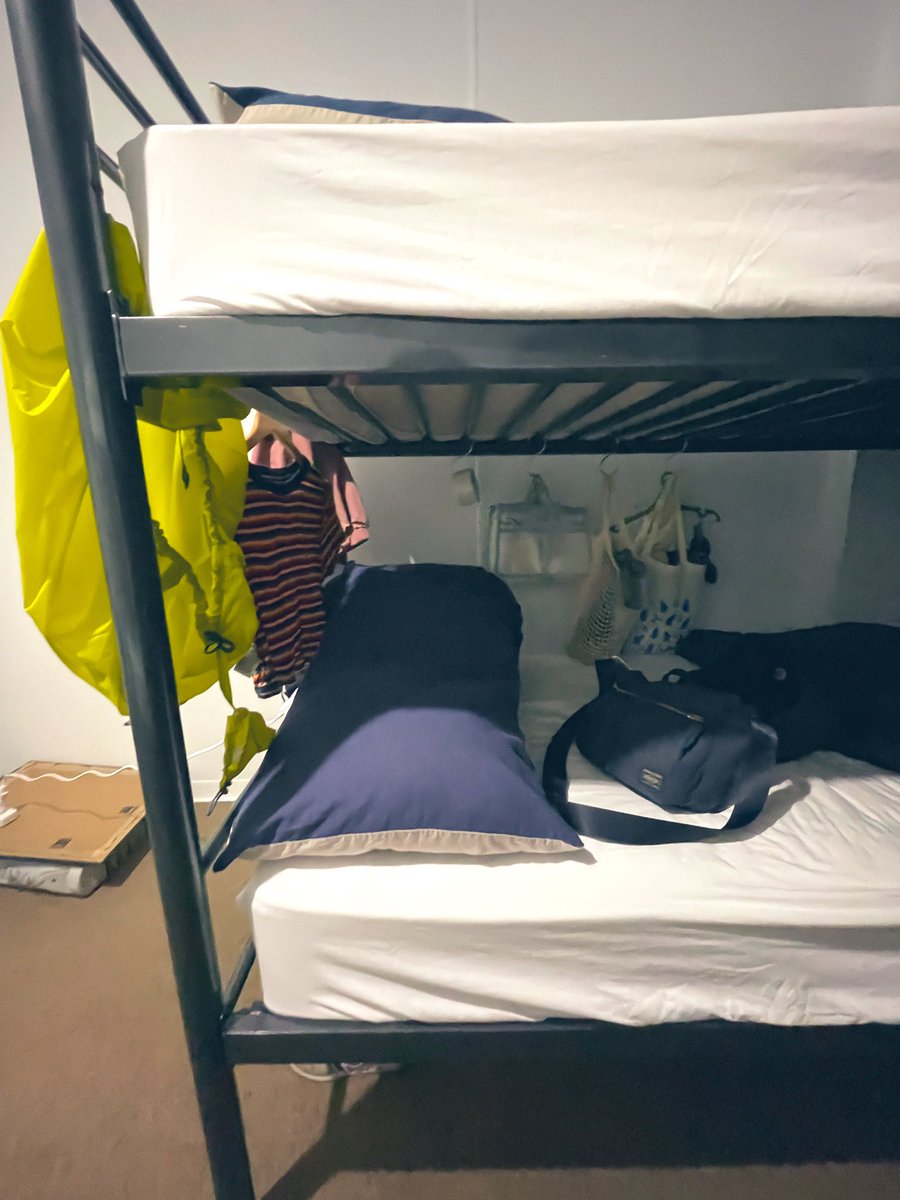 chiriri1209's tweet photo. ずっと男女混合激安10人部屋にて缶詰とカップラーメンで生活してたんやけど、偶然世界を股にかけるバンカーと仲良くなり、Hiltonの部屋を1ヶ月分プレゼントしてくれて、バックパッカーはヒルトンホテルへとお引越ししました。
Hiltonのエントランスでどこに用事か聞かれました。そりゃそう思うわね。 https://t.co/gUyWt3ghn7