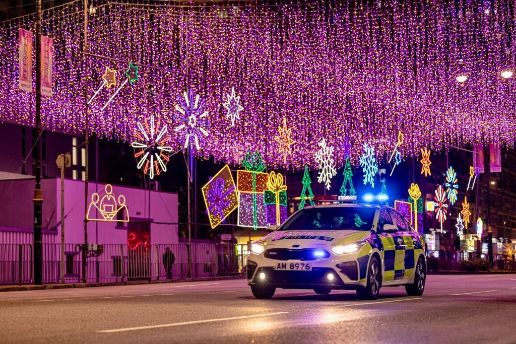 hkpoliceforce's tweet image. #HKPFootprint🚓|#TisTheSeason for joyous sparkles✨—sharing the workload of🎅🏻🦌🛷, our🚔patrols the kaleidoscopic🇭🇰draped in glistening lights+wrapped in swishing breezes☃️❄️, leaving light trails as scintillating+delightful as spun sugar🪄
May your #Christmas be MERRY👼🏻+BRIGHT🎄