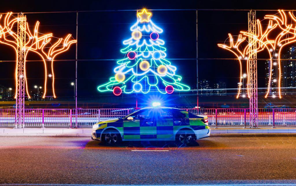hkpoliceforce's tweet image. #HKPFootprint🚓|#TisTheSeason for joyous sparkles✨—sharing the workload of🎅🏻🦌🛷, our🚔patrols the kaleidoscopic🇭🇰draped in glistening lights+wrapped in swishing breezes☃️❄️, leaving light trails as scintillating+delightful as spun sugar🪄
May your #Christmas be MERRY👼🏻+BRIGHT🎄