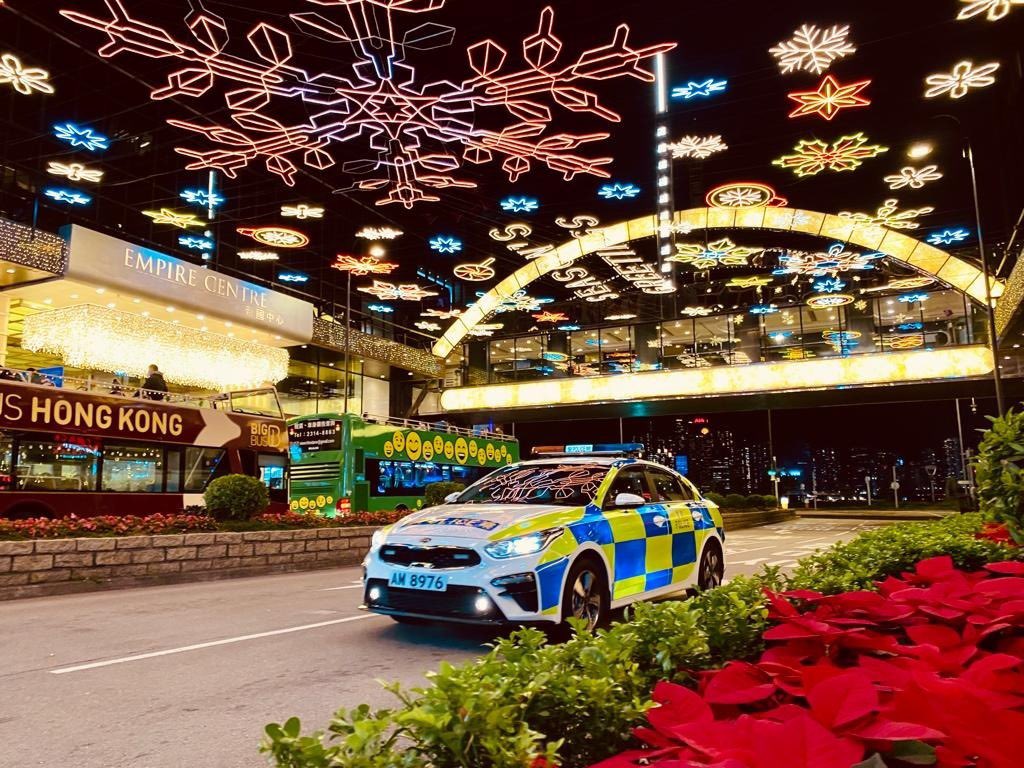 hkpoliceforce's tweet image. #HKPFootprint🚓|#TisTheSeason for joyous sparkles✨—sharing the workload of🎅🏻🦌🛷, our🚔patrols the kaleidoscopic🇭🇰draped in glistening lights+wrapped in swishing breezes☃️❄️, leaving light trails as scintillating+delightful as spun sugar🪄
May your #Christmas be MERRY👼🏻+BRIGHT🎄
