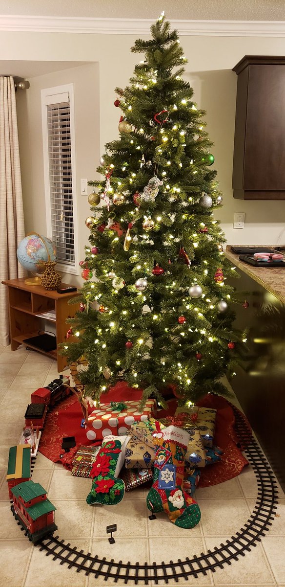 pomaluk's tweet photo. Merry Christmas from our family to yours! Joyeux Noël de notre famille à la votre! #MerryChristmas #Christmas2022 #HappyHolidays https://t.co/y4pL1MItF3