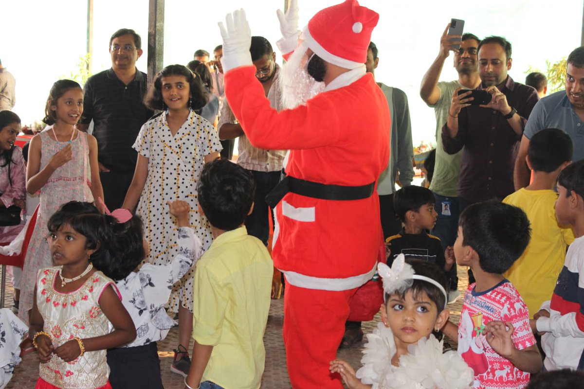 IDeaS_TechCen's tweet image. Christmas bells and Children’s giggles…
Both so jovial and pleasant! Presenting to you, these broad smiles, and enduring memories.
Merriest Christmas from our family to yours!
#christmas2022 #christmasvibes #santaclaus #celebration #christmasiscoming #christmasforhappiness