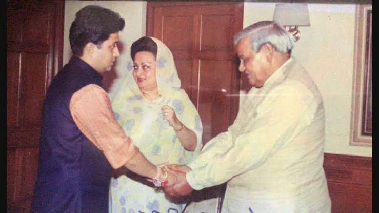 कवि, राजनीतिज्ञ, युग प्रवर्तक भारत रत्न पूर्व प्रधानमंत्री श्री अटल बिहारी वाजपेयी जी की जयंती पर आदरपूर्ण नमन।

मृदु स्वभाव के कारण अपने राजनैतिक विरोधियों के भी चहेते, वे भारतीय राजनीति में सदैव प्रासंगिक रहेंगे।