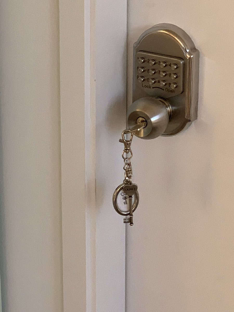 olivet_official's tweet photo. Olivet key ring ￼🔑￼

#rt • follow 해주신 한 분께 추첨을 통해 
olivet keyring을 보내드려요￼!

키링은 프레임 포함으로, 좋아하는 사진을 넣어 사용하실 수 있습니다 🙂
판매 스케줄은 해당 계정에 공지 드리도록 하겠습니다.

https://t.co/UYXtNtYYT2 https://t.co/3FFcBKmtzW