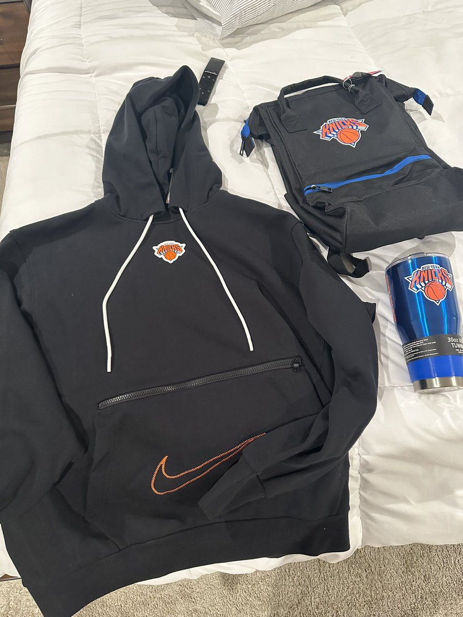 MVanNote's tweet image. Merry Knicksmas @nyknicks  wifey hooks it up again!