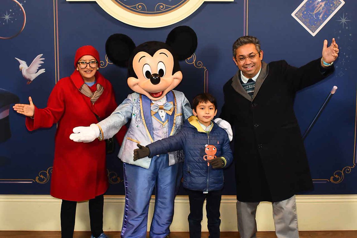 From freezing Orlando Disneyland, we wish all a Very Merry Christmas &amp; Happy Holidays! ❄️☃️😀🎄🧑‍🎄🎅🎄☃️😀