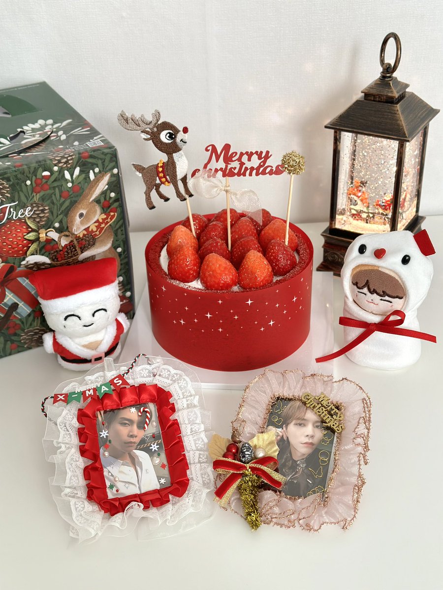 peachapricot_jh's tweet photo. ❤️✨🎄𝓜𝓮𝓻𝓻𝔂 𝓒𝓱𝓻𝓲𝓼𝓽𝓶𝓪𝓼🎄✨❤️
쟌러블님의 쟈니 루키즈 공개일 이벤트에 당첨돼서 받은 크리스마스 토퍼✨토퍼 덕분에 크리스마스 분위기 가득했답니다🎅🏻 솜뭉치 칭구들도 함께 기념일을 축하했어요💭 러블님 감사해요💗🫶🏻
#쟈니루키즈공개9주년축하해 🌻
#9YearsWithJohnny https://t.co/GB8lRqYLie