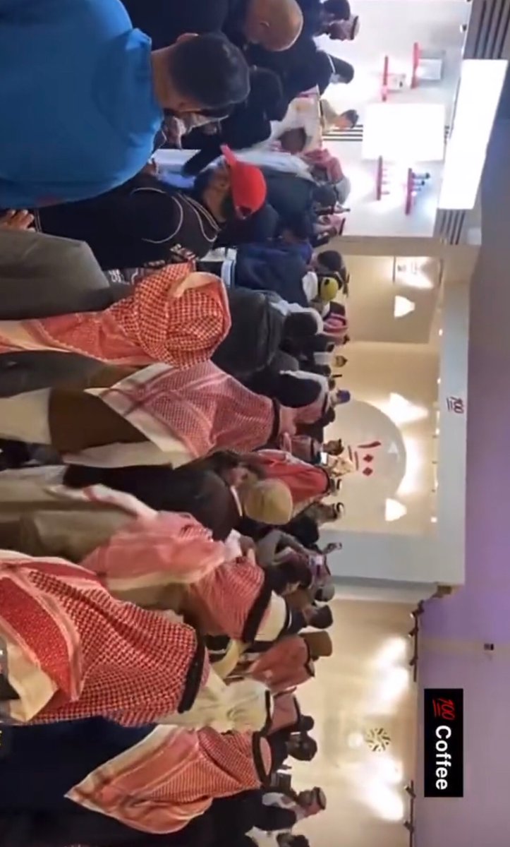 اعتقد اليوم الكل كان جاي عشان الكوفي محد يم العطور تستاهل كل خير وجعل التوفيق حليفكم وعقبال الفرع الرسمي بيصير الكوفي المفضل متأكدة👌🤍✨✨
#منصور_ال_زايد
#هاندرد_في_معرض_العطور 
#هاندرد_في_الرياض