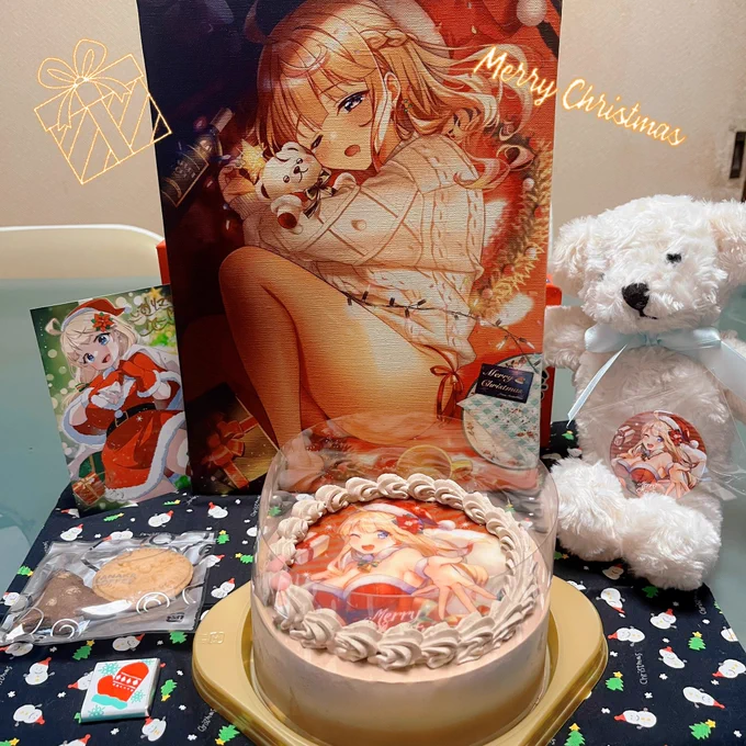 見て見てー!せっかくなのでお部屋に飾れるようにキャンバス印刷してもらいました!温かみのある生地との相性がgoodケーキとクリスマスカードとお菓子は成美ちゃんが送ってくれた〜!まとめてパシャリ  