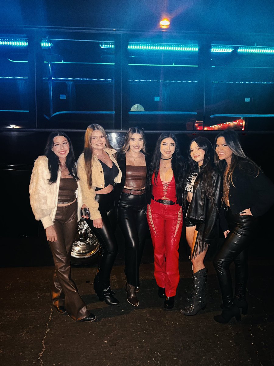 a_navarrettee's tweet photo. Coyote Ugly birthday 💋🖤 https://t.co/FCxvyymyuz