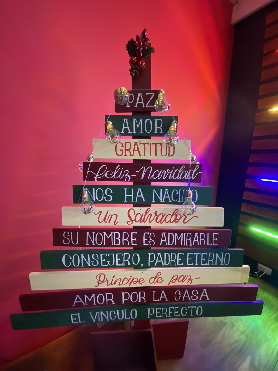 PISOARRIBA's tweet photo. Bendiciones X Montones !!!!
Que tengan una noche muy especial rodeados de las personas mas especiales en sus vidas, que el Amor y la Luz de Jesús brille en sus hogares. FELIZ NAVIDAD 🎄🎁♥️ https://t.co/EsuBZNmsEV