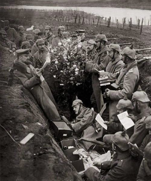 historyinmemes's tweet photo. German soldiers crowded around a Christmas tree celebrating Christmas somewhere on the Western Front during World War I. https://t.co/bRhH4ilJ1T