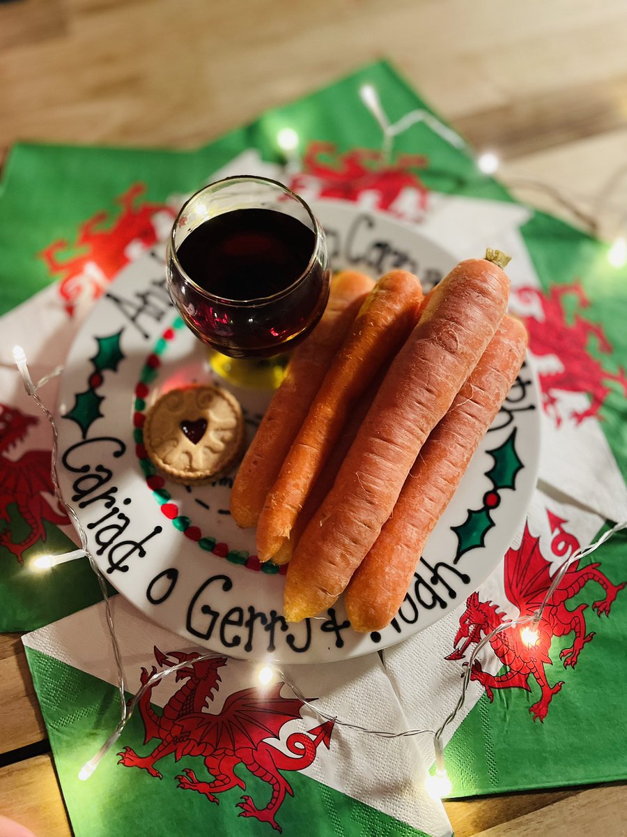 I’m sure Siôn Corn won’t mind swapping a glass of milk and a mince pie for a cherry brandy and a Jammie Dodger, will he? And he has a gigantic pile of carrots to make up for it. Nadolig Llawen pawb! 🎄🎄🎄