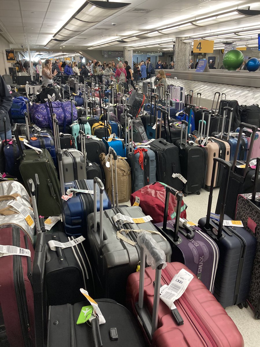 AnnaHewson1's tweet photo. @SouthwestAir @kelik0 So many unclaimed bags and so many people frustratedly looking for answers @SouthwestAir @DENAirport https://t.co/SfNHNRNjeR