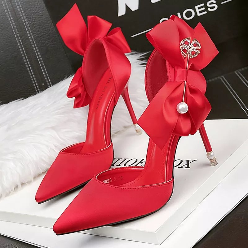 feetsnarms's tweet photo. Ladies Bow-Knot Stiletto Heels

Available in light gold, red, grey and black

Inches; available in 7cm and 10cm 

Available in different sizes

Please send a direct message to order https://t.co/g93WTSti5p