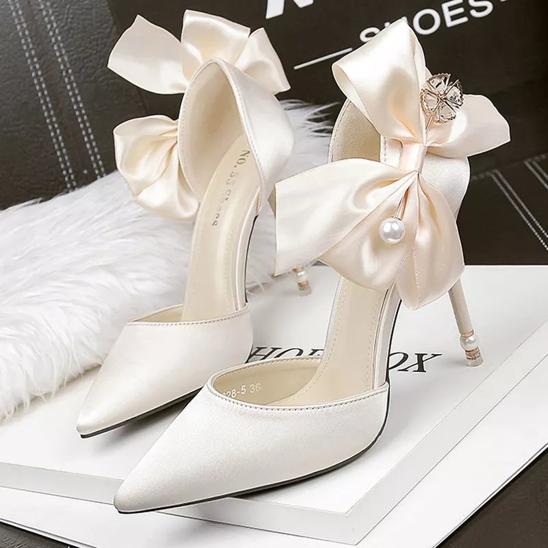 feetsnarms's tweet photo. Ladies Bow-Knot Stiletto Heels

Available in light gold, red, grey and black

Inches; available in 7cm and 10cm 

Available in different sizes

Please send a direct message to order https://t.co/g93WTSti5p
