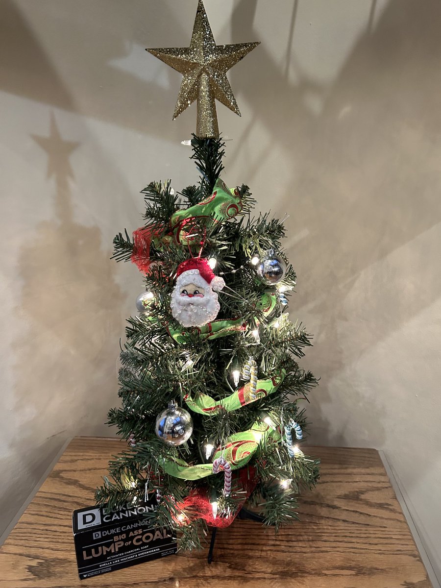 ICantHolla's tweet photo. Merry Christmas errrrrbody. #christmas2022 #RememberTheReasonForTheSeason. Hope everyone has a happy and peaceful Christmas and a Fabulous New Year. The best is yet to come! 🥂 https://t.co/gNjgg4QEGr