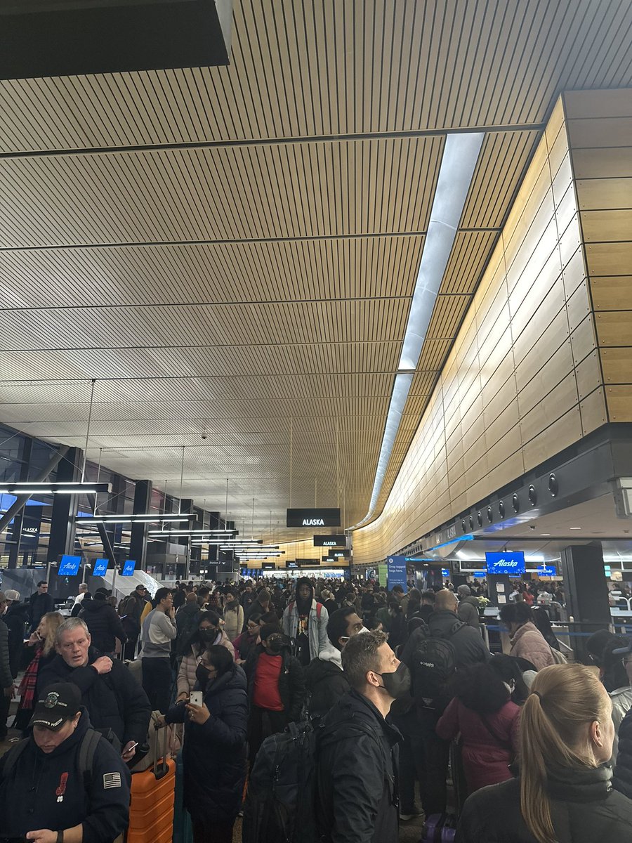 anashov's tweet photo. One of the few flights that actually made it out of SeaTac last night ! Sad to report with out any luggage unfortunately but honestly after this hot mess I’ll be fine 😣✈️ https://t.co/1DO8Tf6r27