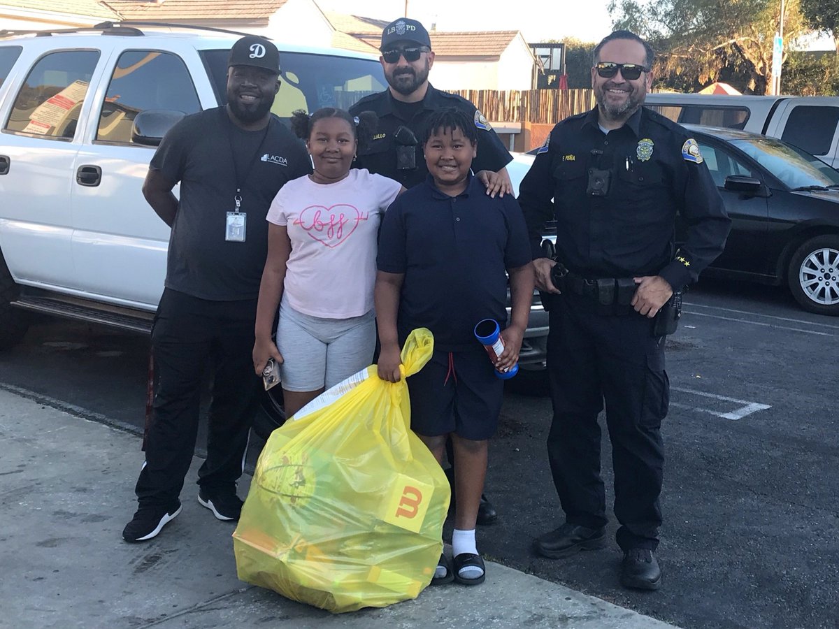 LBPD's tweet photo. The holiday festivities continue! 🎁 🎄 This week, @LBPDNorth officers helped Santa out by delivering some presents to families in North Division. 🎅
Thank you to all the LBPD personnel and community members who donated gifts to our Annual Toy Patrol!
#LBPDNorth #LBPDCares https://t.co/EzmswgEv8M