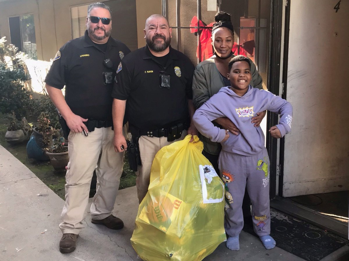 LBPD's tweet photo. The holiday festivities continue! 🎁 🎄 This week, @LBPDNorth officers helped Santa out by delivering some presents to families in North Division. 🎅
Thank you to all the LBPD personnel and community members who donated gifts to our Annual Toy Patrol!
#LBPDNorth #LBPDCares https://t.co/EzmswgEv8M