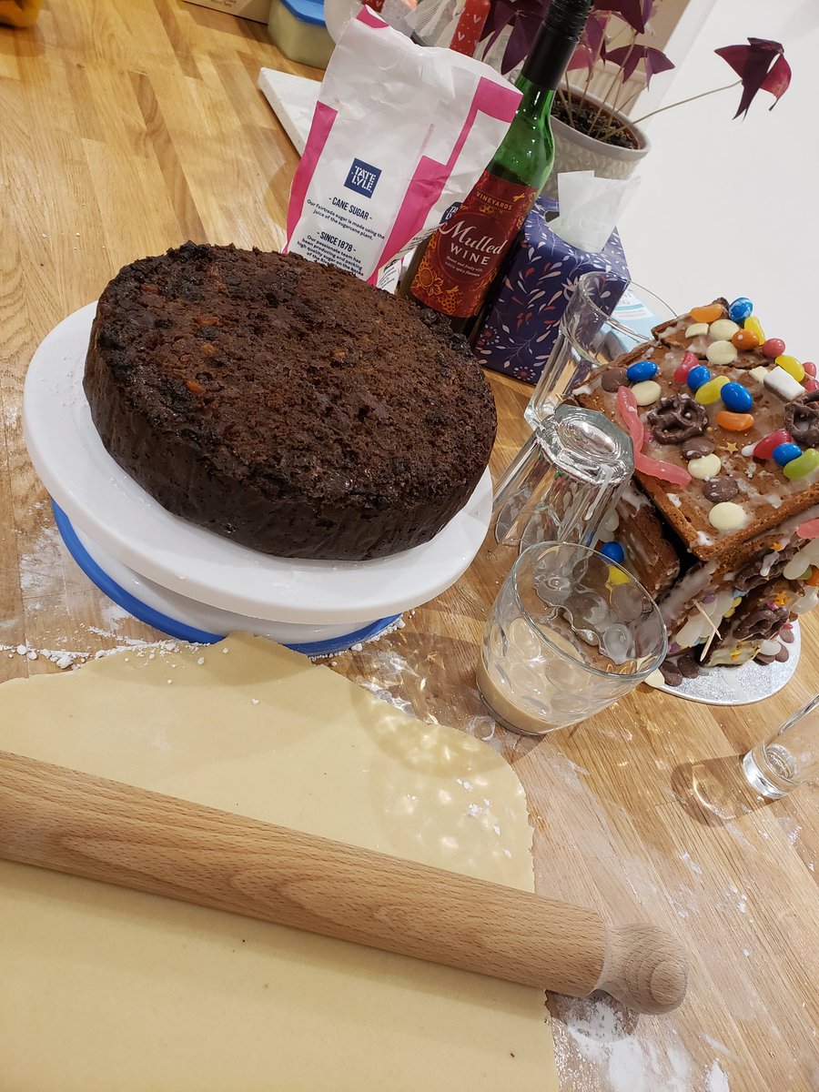 Beadles_Needles's tweet photo. Cake decorating,  Squailey's, vintage @FlintstoneRocky and definitely not hiding from the inlaws #happybelinkingchristmas https://t.co/rPrkNkS1Id