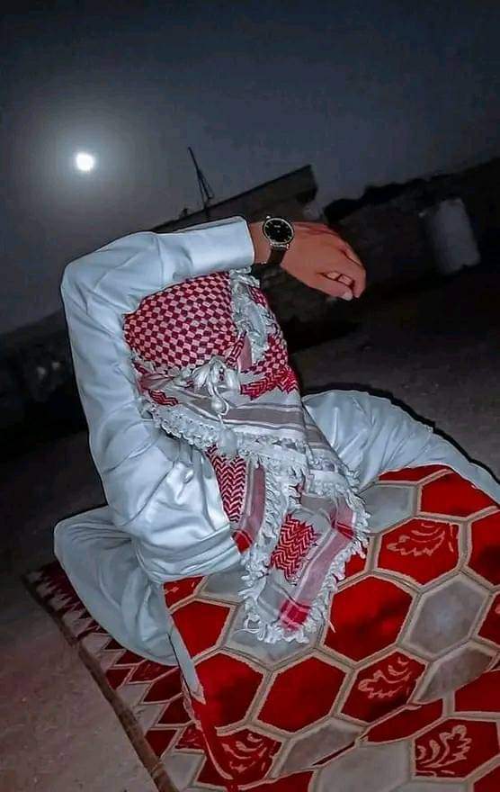 يقودني  شوقي  عليك  أنت  بالذات
وأصـبر وانا أقول الصبر  معه الغنايم

الناس  تشتاق  لبعض  بس  بـ أوقات 
الا  أنا  شـوقي  عليـك  أنـت  ( دايم )

طلعت الروح والشوق فيني فلا مات 
وان قوتي من  قوتك يا قوي العزايم 

ان  كنت  في  دنياي   مصدر   اللذات
أقلط  على  اللذات  ولو  كنت  صايم