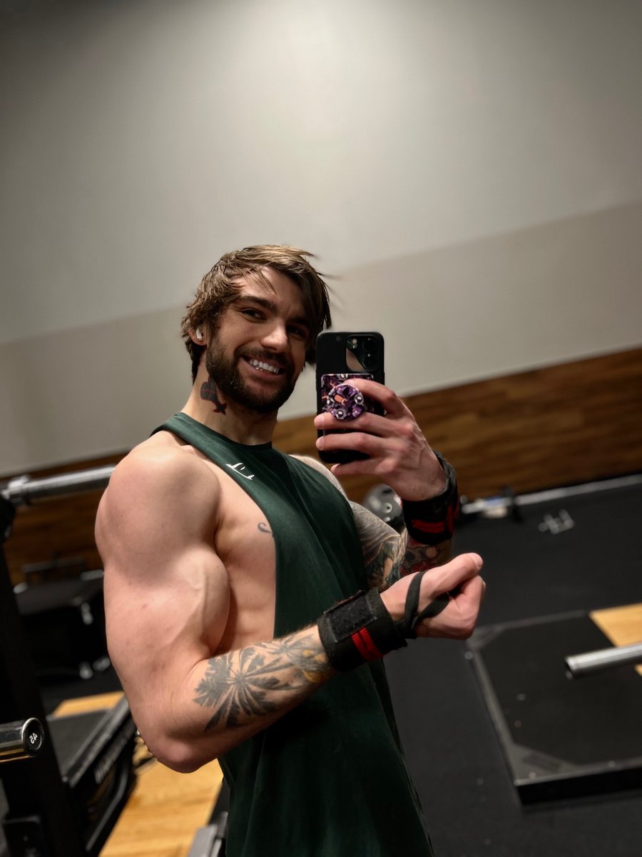JoshJamesOfficial on Twitter: "Merry liftmas ♥️🎄"