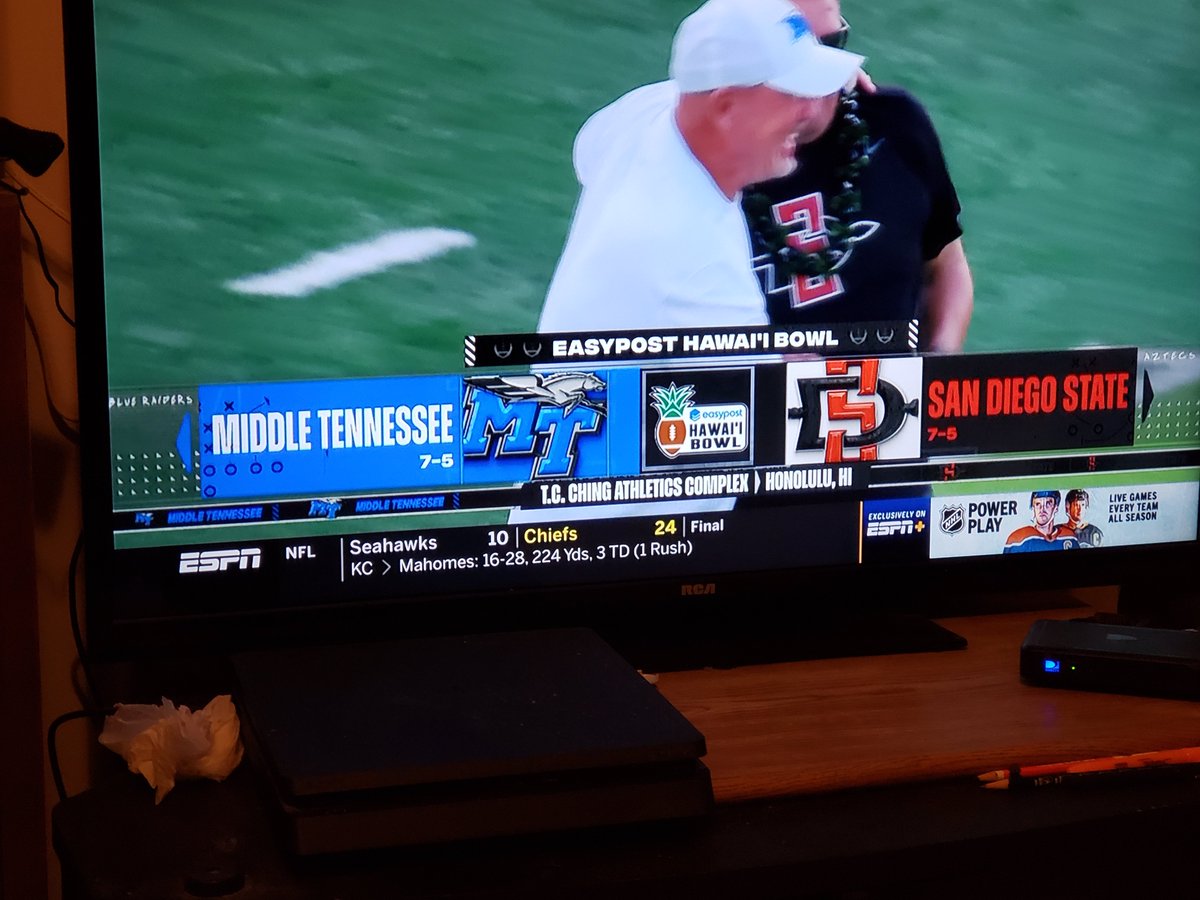 BobbyCwell's tweet image. After a 2 year hiatus my Christmas Eve tradition is back!! The @HawaiiBowl #ESPN #melekalikimaka #EasyPost #HawaiiBowl #BowlSeason