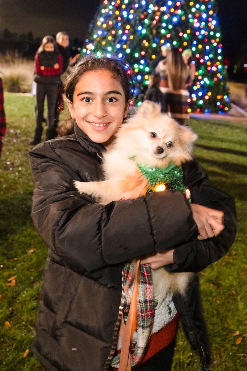 Happy Howl-idays from Tesoro Viejo!
.
.
.⁠
.⁠
#lovewhereyoulive #resortstyleliving #maderacounty #centralvalley #centralvalleypride #holidaydecor #merrychristmas #christmasspirit #christmasdecor #christmaslights #pawlidays #tesoroviejo #community #raiseyourexpectations