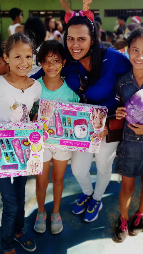 RT <a href="/PSUV_Marino/">PSUV MariñoNE</a>: Pdte. <a href="/NicolasMaduro/">Nicolás Maduro</a> y primera combatiente  <a href="/ConCiliaFlores/">Cilia Flores</a>, los niños y las niñas del municipio GJ Santiago Mariño #NuevaEsparta le envían muchísimas gracias por esos hermosos juguetes que les envío como regalo de Niño Jesús. 
<a href="/dcabello/">Daisy Cabello</a>…