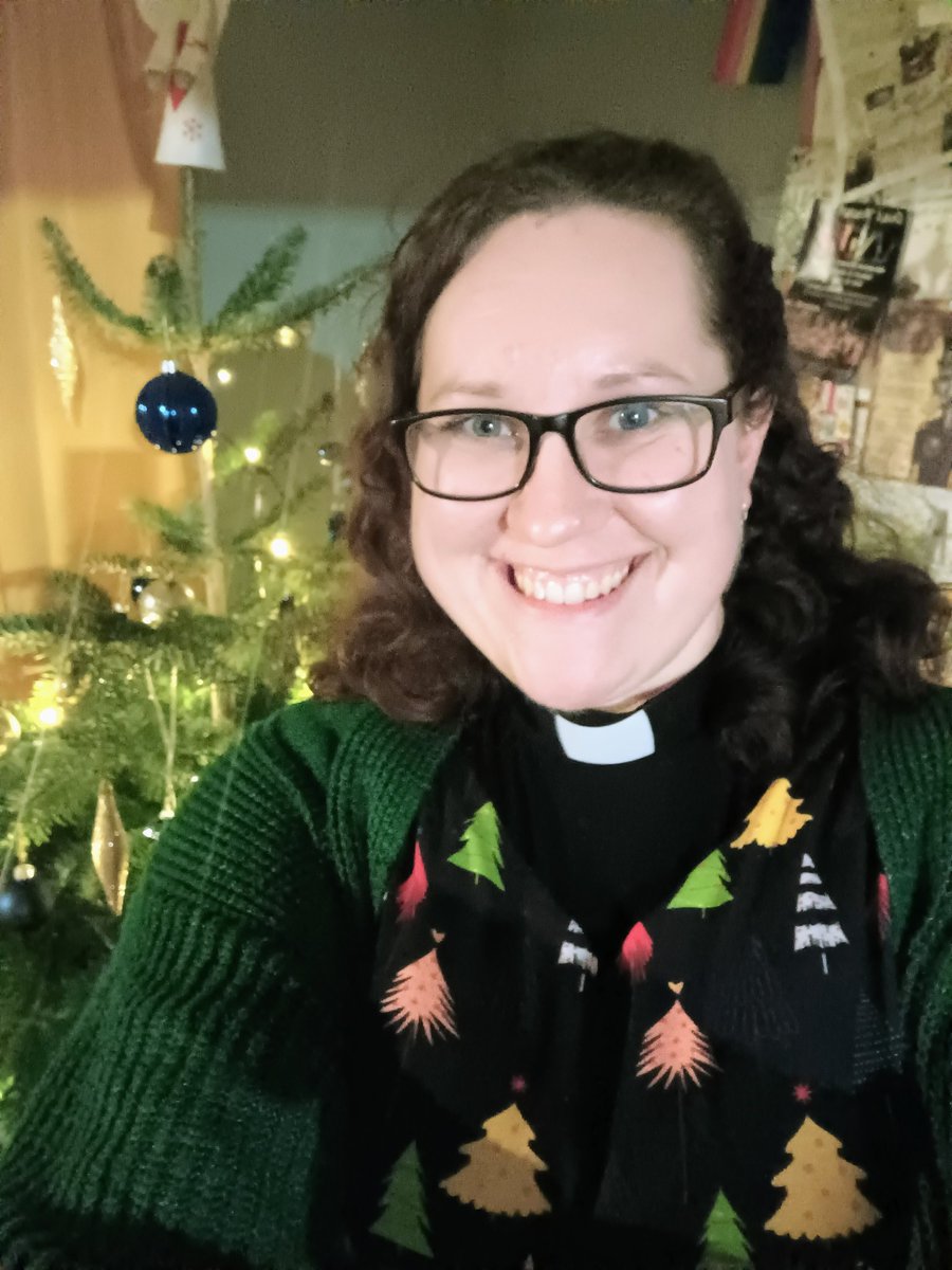 CaraSmart3's tweet image. Very happy to have been well enough to deacon again for midnight mass, it&apos;s been a long 3 months off.
Merry Christmas everyone!

And I&apos;ve introduced my family to #ClergyMaltClub.

The light shines in the darkness, and the darkness does not overcome it. Always.