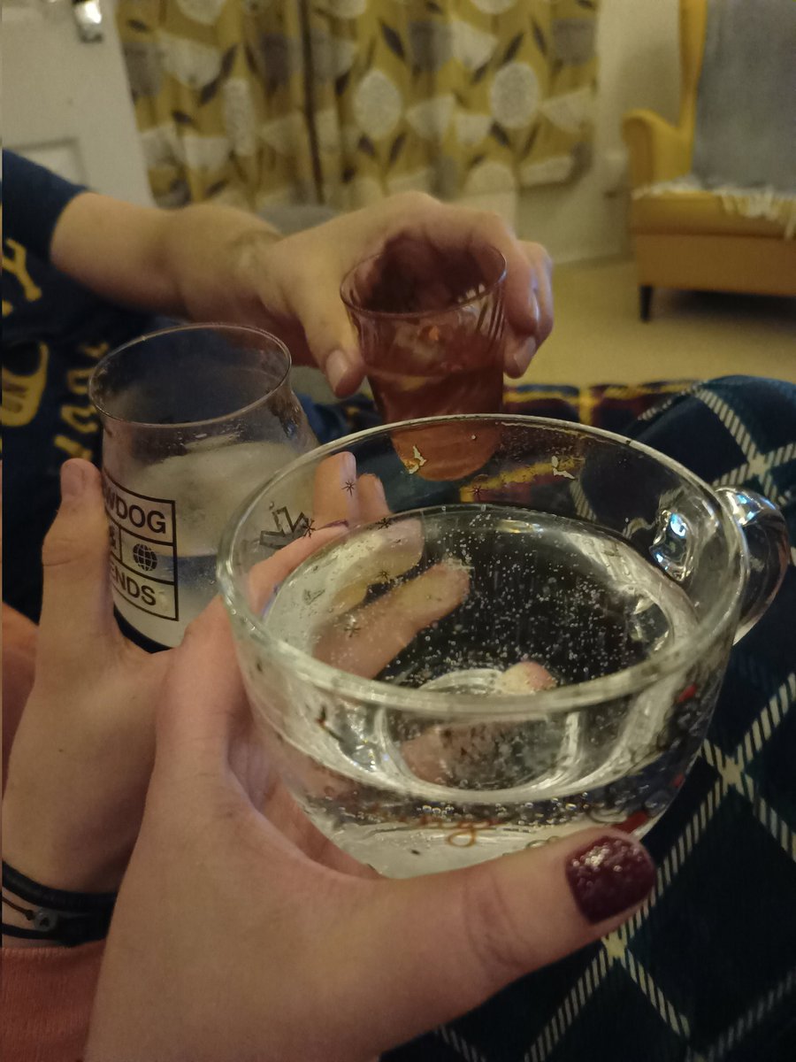 CaraSmart3's tweet image. Very happy to have been well enough to deacon again for midnight mass, it&apos;s been a long 3 months off.
Merry Christmas everyone!

And I&apos;ve introduced my family to #ClergyMaltClub.

The light shines in the darkness, and the darkness does not overcome it. Always.