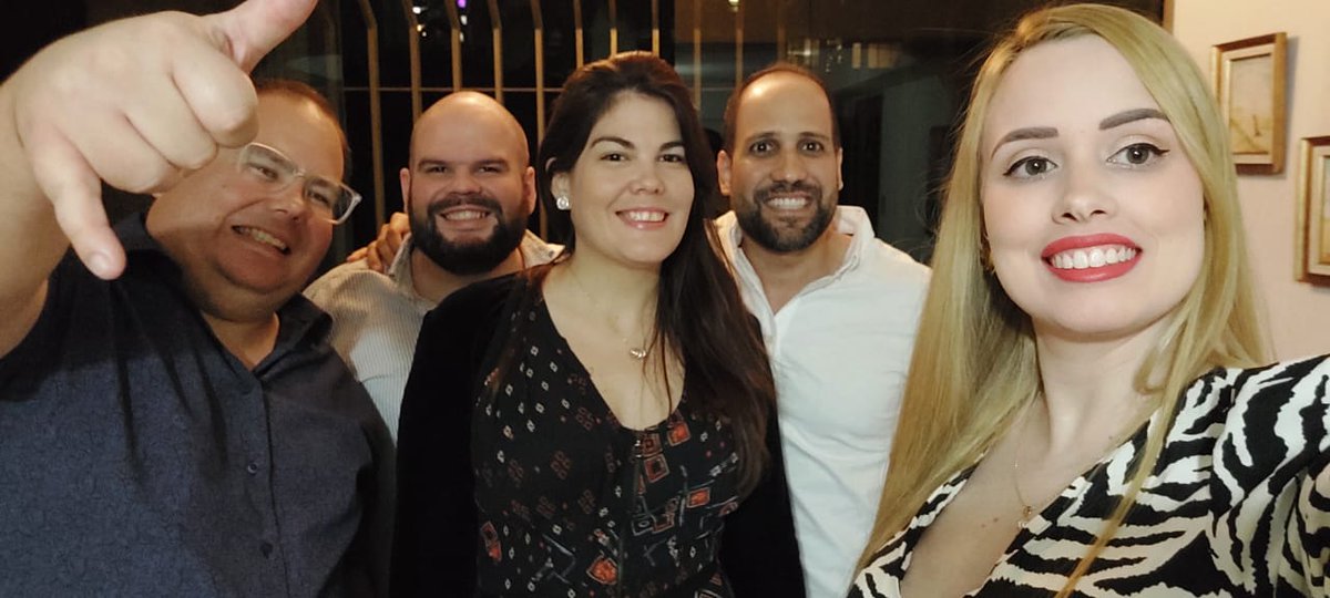 anapatalang's tweet photo. Gente guapa 🥂 https://t.co/Nii2t1SxM4