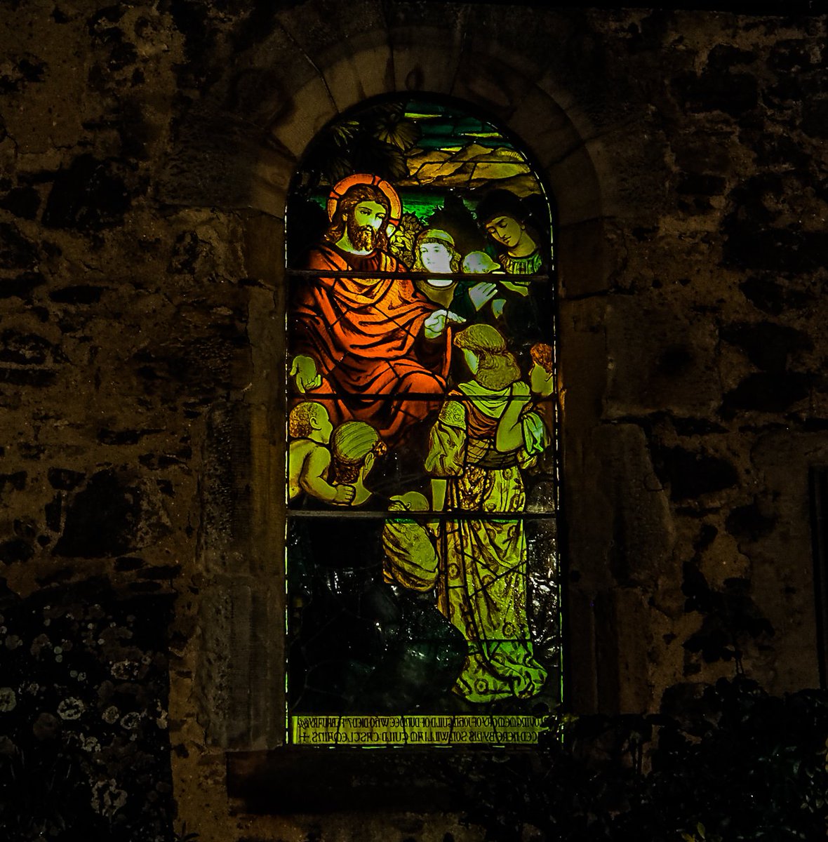 millie80r's tweet photo. Merry Christmas from the parish church of Dirleton, East Lothian. 
#stainedglasssunday
@SChurchesTrust @mcmillwynd #EastLothian #Dirleton https://t.co/qGUoYiR1Bv