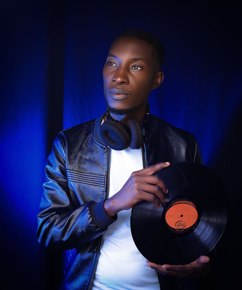 selecta_willian's tweet photo. I wish you and your family a marry xmass may your hearts b filled wth  hope, positivity nd joy lots of love frm my family. Selecta willian256 Management. 
         Marry Christmas https://t.co/PHKKQo2mB3
