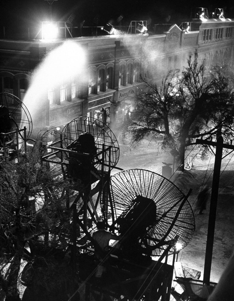Kentuckyweather's tweet image. It's A Wonderful Life was shot during a California heat wave in 1946. It hurt my soul when I learned all that snow wasn't real, but it's neat to see how they made it. Take a look at some behind the scenes pics... #ItsAWonderfulLife