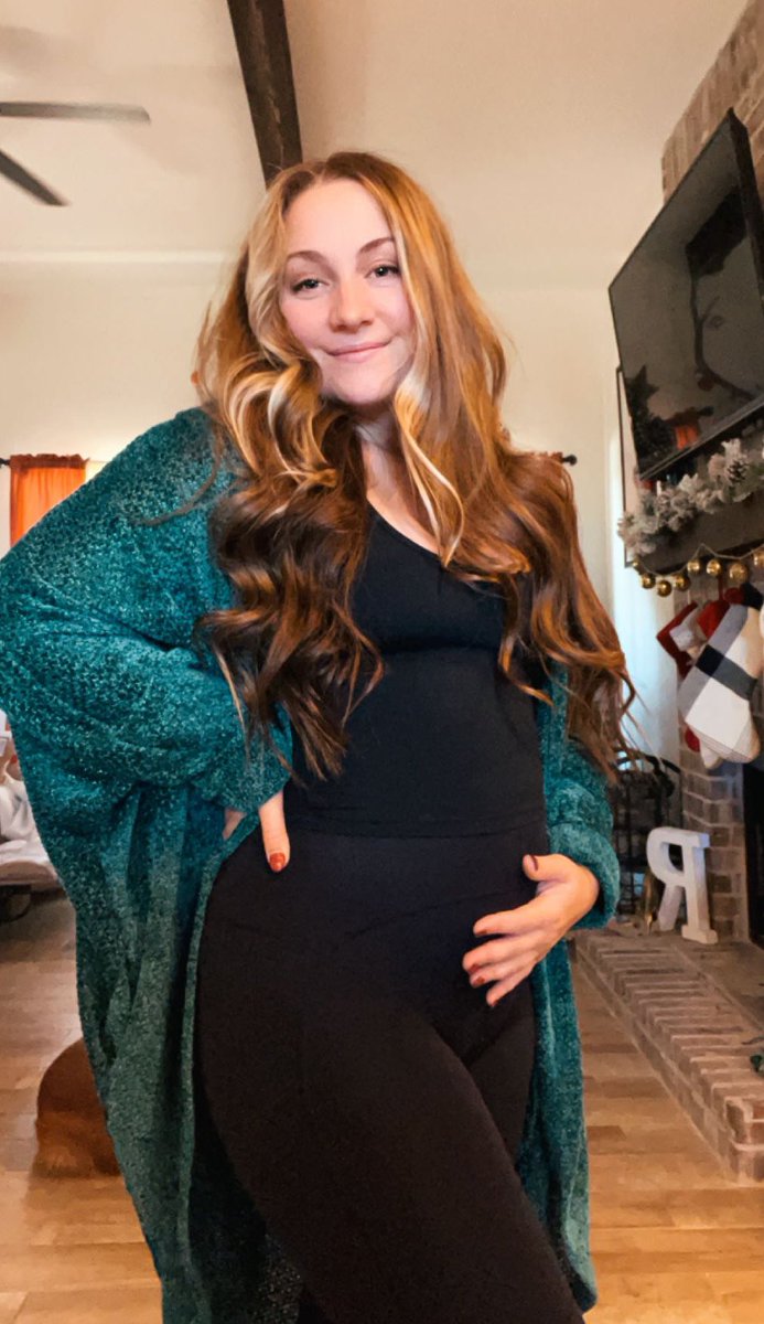 Either ate all Santa’s cookies or this bump is bumpin for Christmas 🎄🌟