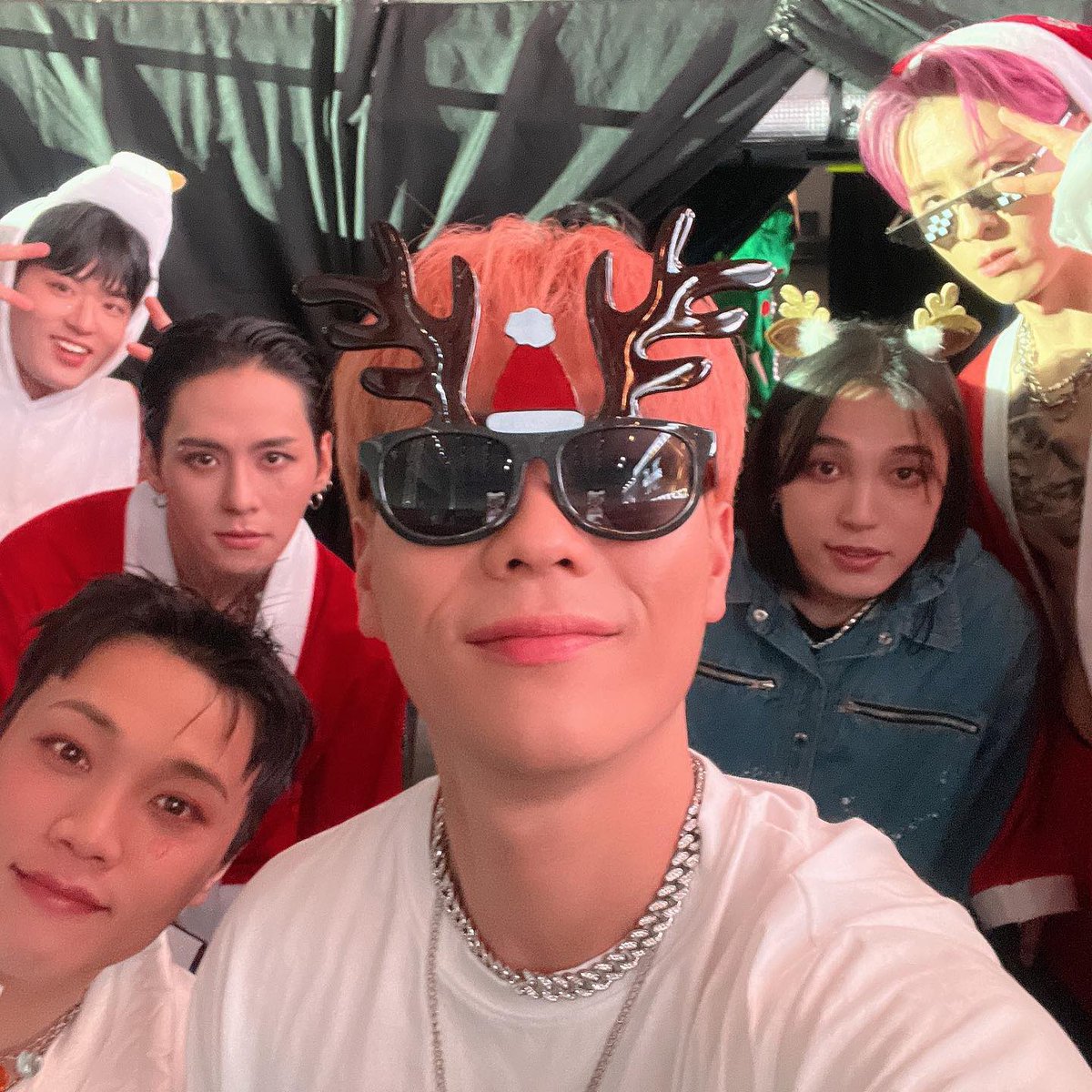 크리스마스  와젝이들,,,,, 다들 넘넘 귀여움 
다른 크루분들도 끼여있는거 진짜 넘넘 기여움