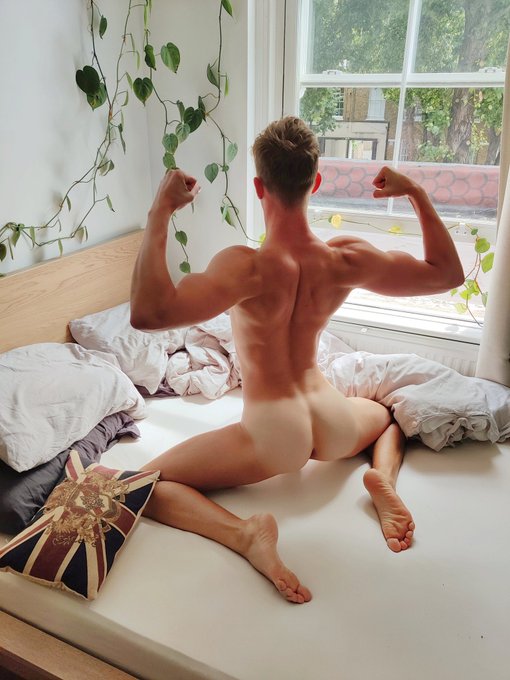 Watch BRITISH TWUNK 🇪🇺🇬🇧 Europe & UK's leaked NSFW photo on TwXstars