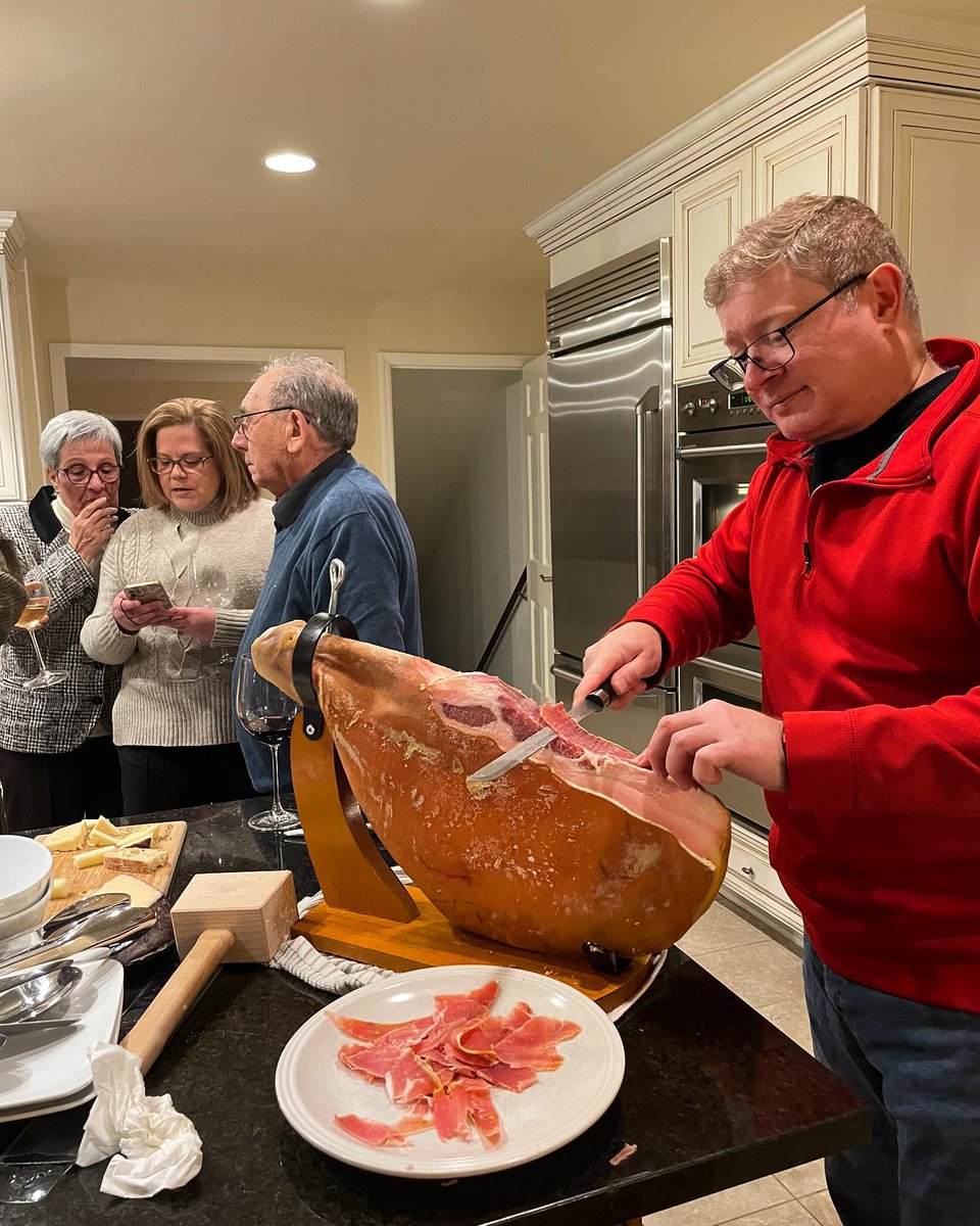 catire98's tweet photo. When you can't be in Spain for the Holidays, you bring a piece of Spain with you 😜🍖🐖
#jamonserrano #navidad #nochebuena #feliznavidad #merrychristmas #cenadenavidad #christmaseve #serranoham #españa #spain #españolesporelmundo #VenezolanosEnElMundo https://t.co/FhUNfPBRZh