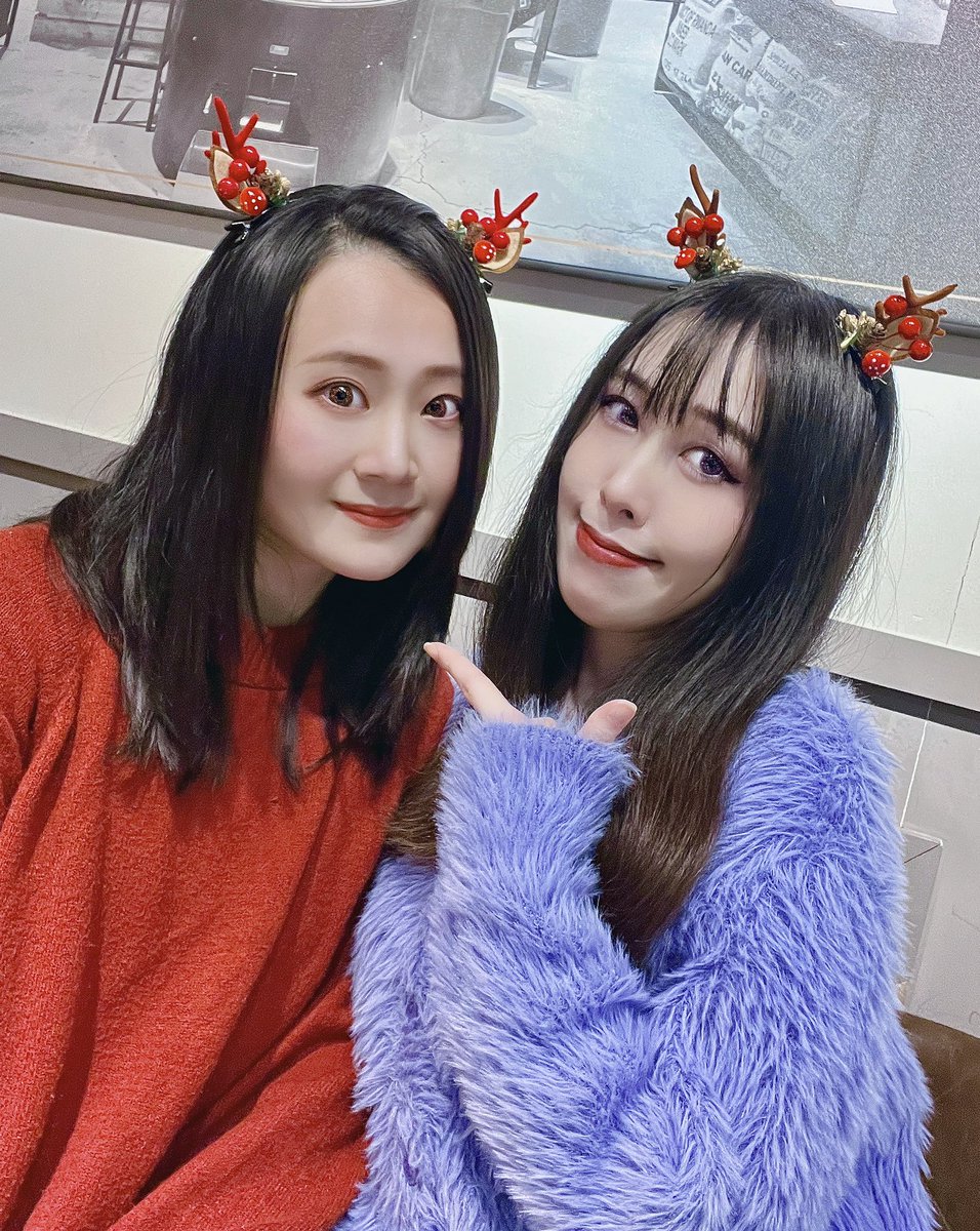 chang_yuyun's tweet photo. 兩隻聖誕妹紙(˶‾᷄ ⁻̫ ‾᷅˵),#聖誕節 前夕久違合體啦~~~
祝彼此、各自的家人與所有親朋好友🎄M͙E͙R͙R͙Y͙ ͙C͙H͙R͙I͙S͙T͙M͙A͙S͙🎄
-
#紅紫馴鹿四連拍
#偷渡全身LOOK
#愛妳愛你們各位
#聖誕節快樂 #聖誕馴鹿 #MERRYCHRISTMAS #XMAS #REINDEER
#TAIPEI #ATT4FUN #信義商圈 #市政府站 #LOUISACOFFEE https://t.co/Zfrplx4m9T