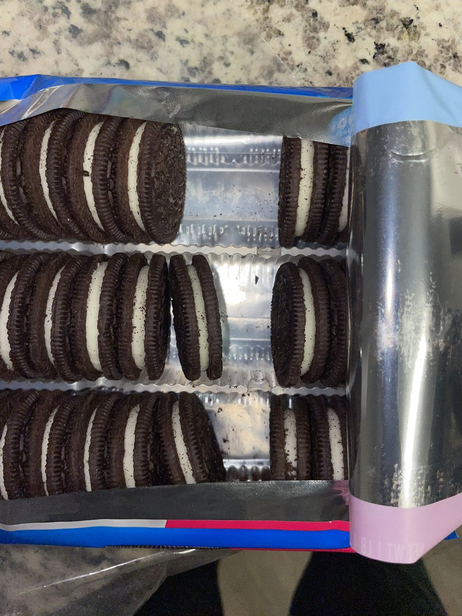 JDarkstarr's tweet photo. Hey @Oreo I’m missing like 4 cookies, what’s the deal? https://t.co/2bhgjcT7Kf