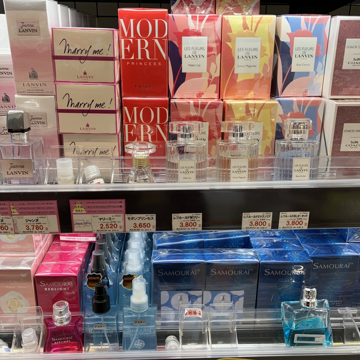 TAKEYA1-3F香水売場では、メンズレディスの香水が種類たくさん揃って