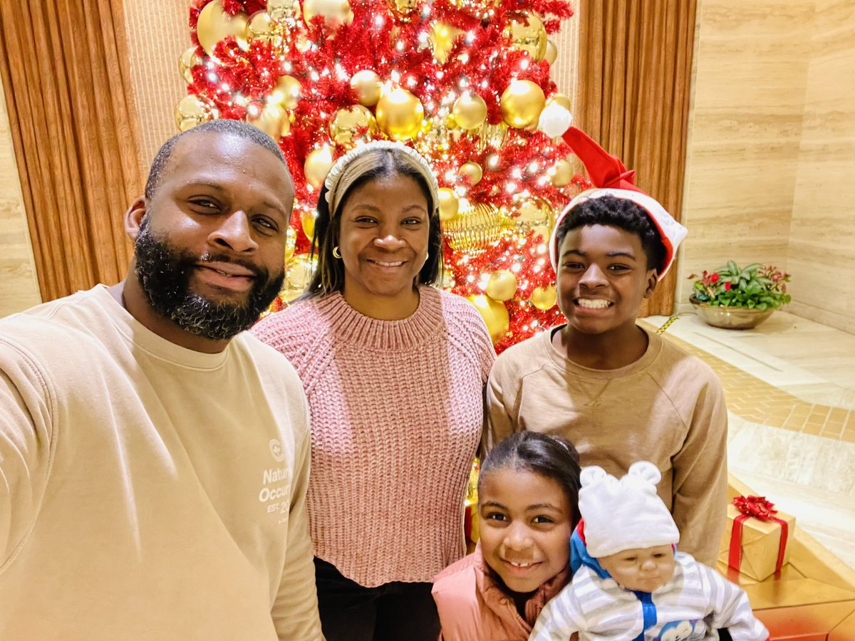 theycallmecoach's tweet photo. Happy holidays from the Jones family! #happyholidays #family #keepupwithjones #staygolden https://t.co/KVcKFBRIEU