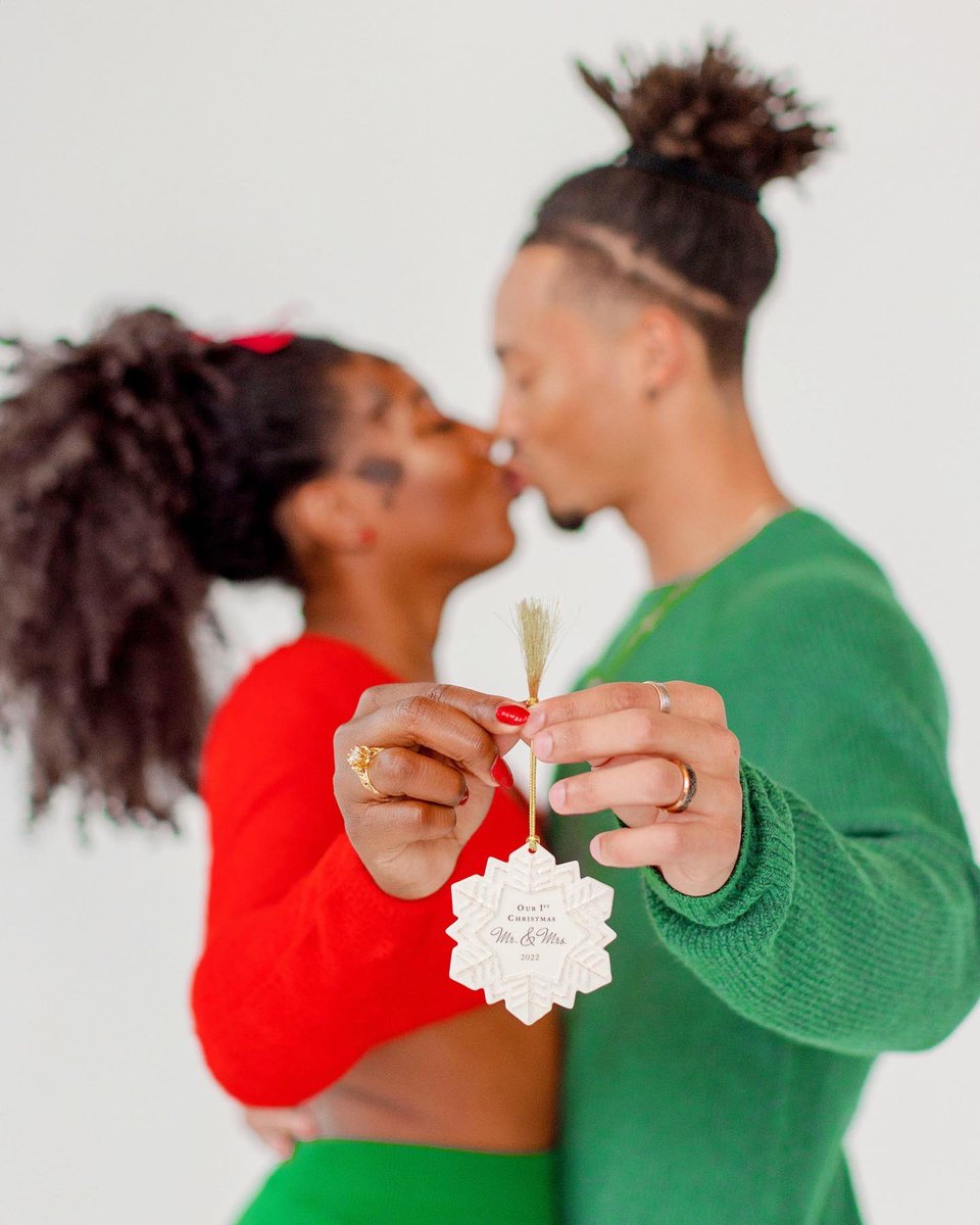 isimemeedeko's tweet photo. issa married christmas🎄 https://t.co/V0wDt6jywG