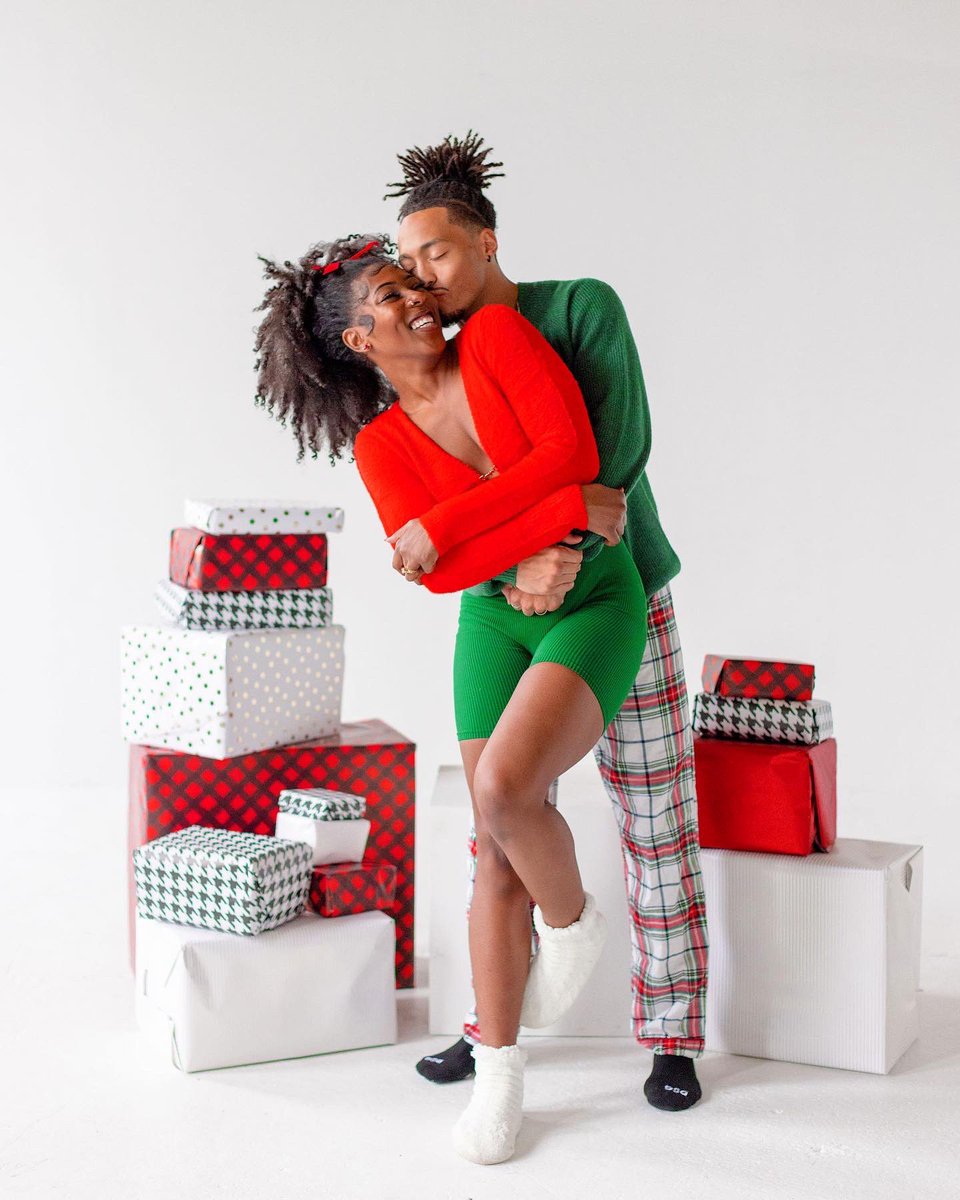 isimemeedeko's tweet photo. issa married christmas🎄 https://t.co/V0wDt6jywG