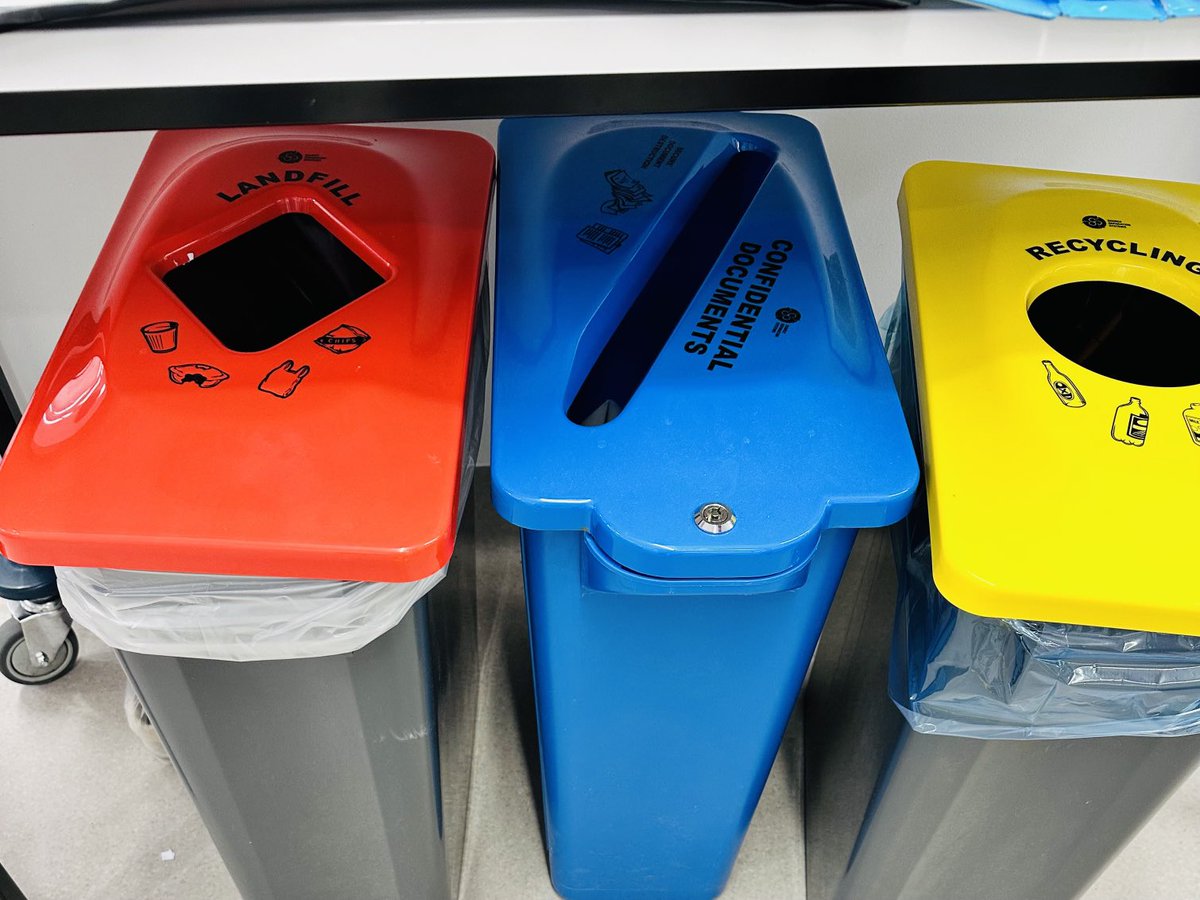 CoomaDoc's tweet image. Saw someone throw a sharp in the recycling bin.  It’s the same color as the contaminated waste bin 😬😬. Sharp safely removed, doesn’t seem like a good system.